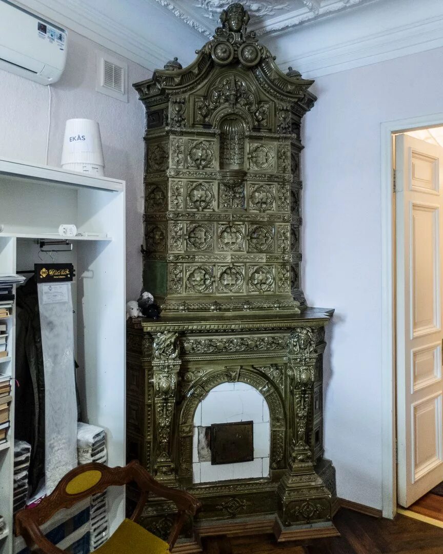 печь в доходном доме. печи изразцовые 19 век старый фонд в спб. печи петербург. старый фонд васильевский остров печь круглая. печи петербург.