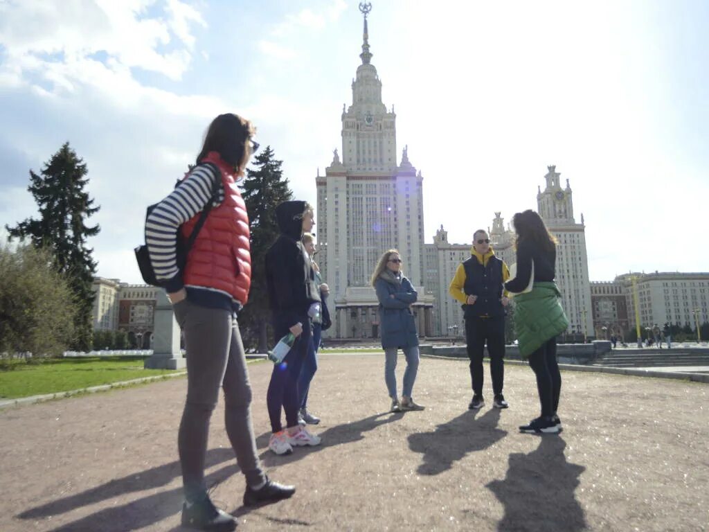 Экскурсия в мгу. Смотровая площадка МГУ Воробьевы горы. Воробьёвы горы Москва экскурсия. Воробьевы горы прогулка. Воробьёвы горы Прооулка.