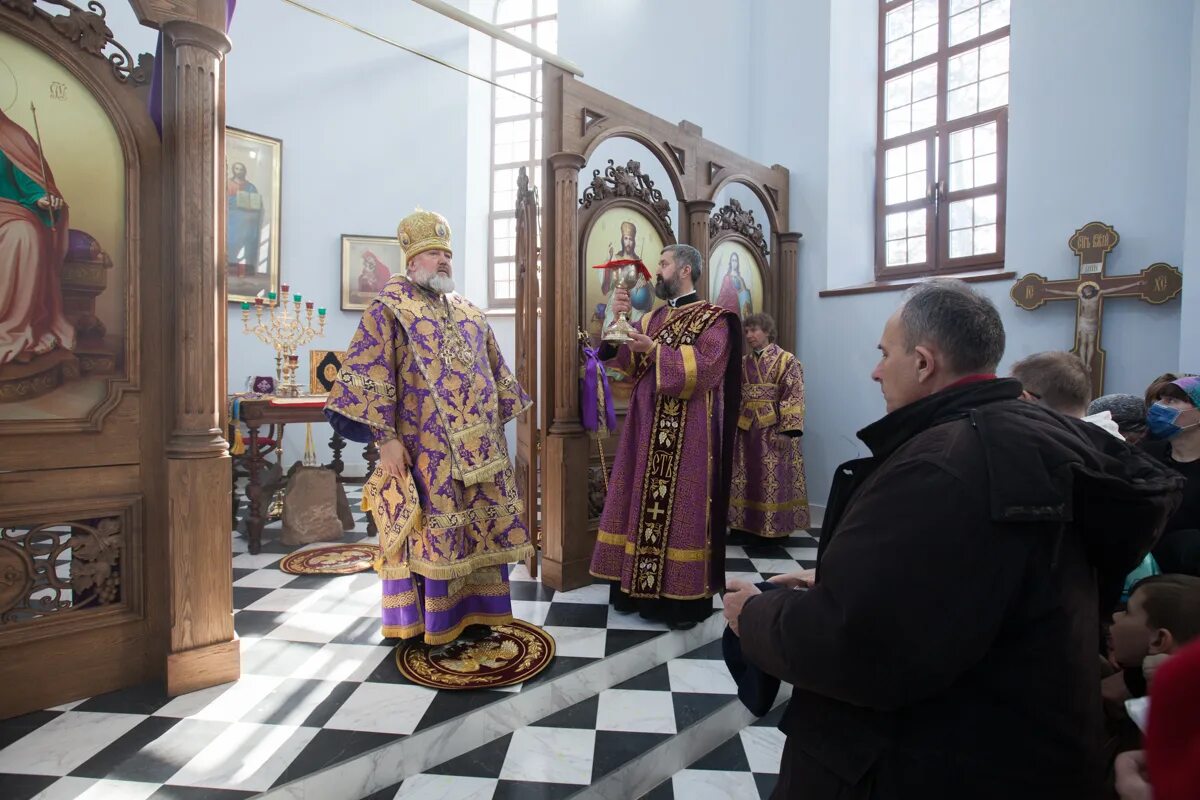 Памятник дериглазова в курске. Открылся храм. Открылся храм. Храм макария в с сурково шебекинского района. Открылся храм.