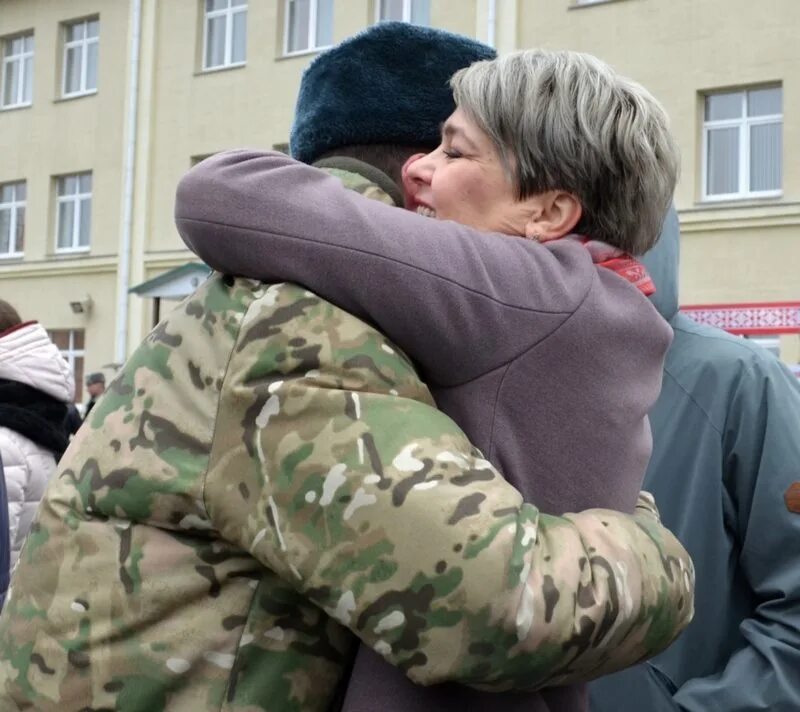 Встреча матери и сына из армии. Мать провожает сына в армию. Провожаем сына в армию. Мама провожает солдата.