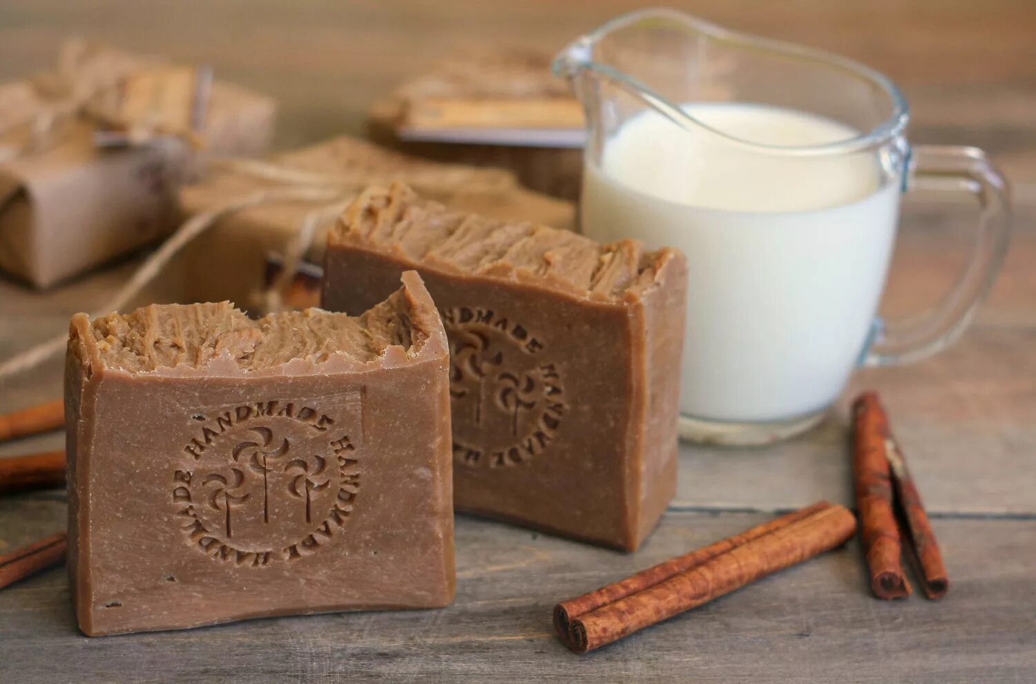 Мыло с сушеным апельсином. Кофейное мыло. Мыло с нуля яблоко и корица. Мыло корица. Мыло 'апельсин с корицей'.