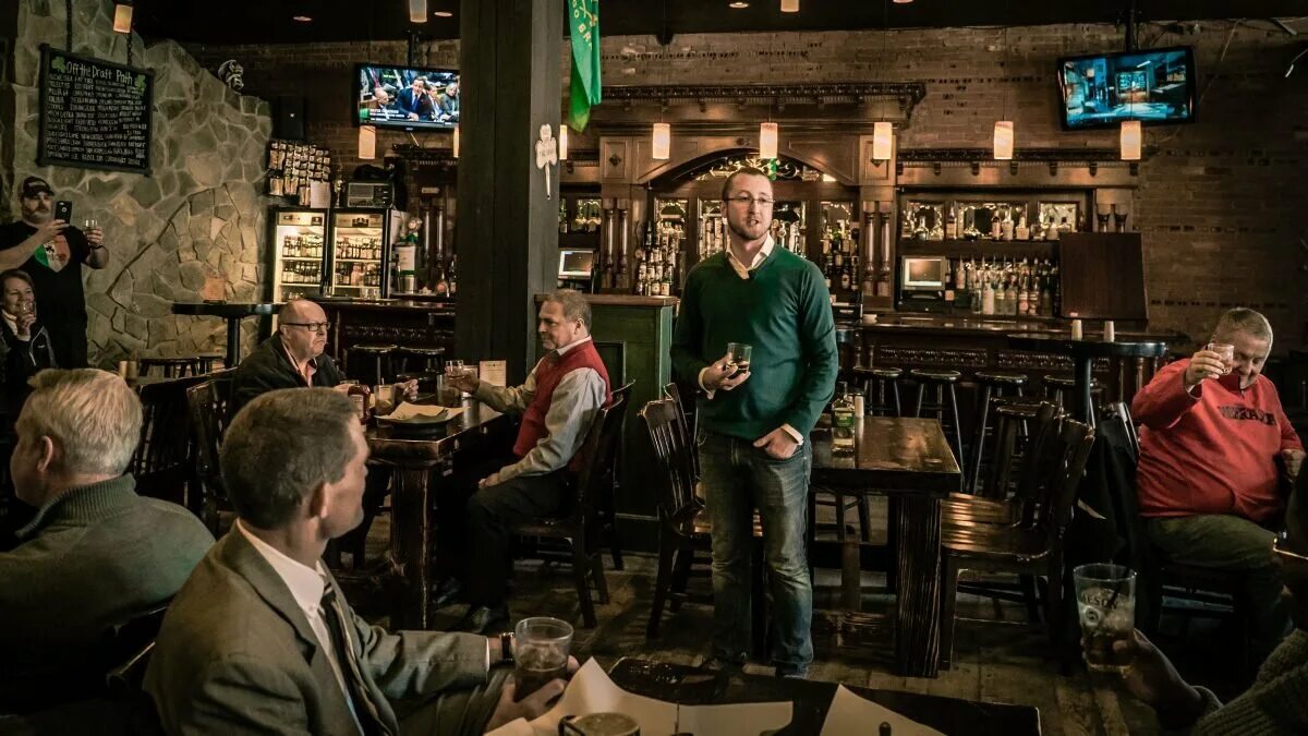 Партизан fm. Ирландский паб куркино. Эх пить будем и гулять будем а смерть. Ирландский паб моллис гоблин. Сидит в баре.