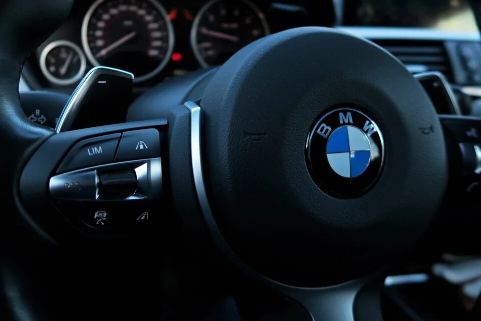 Опции бмв. F30 круиз контроль. BMW f30 Cruise Control. BMW адаптивный круиз контроль. Active Cruise Control BMW.