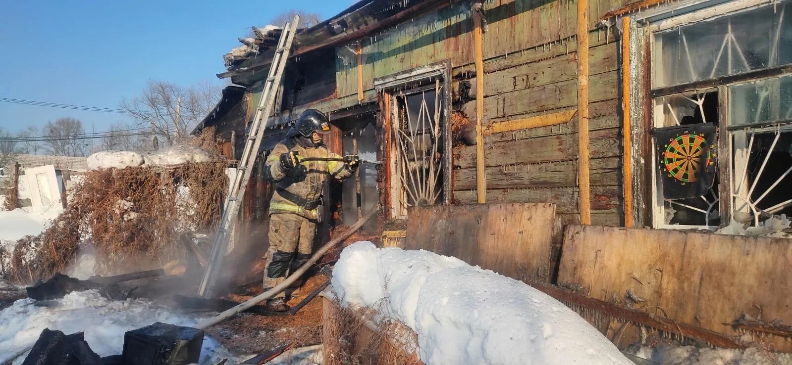 Пожар в бараке. Пожар в Хабаровске. Пожар бараков в Хабаровске. Хабаровский край сгорел дом. Хабаровск сгорели