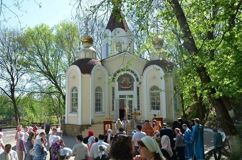 Храм в Петровке Мясниковский район. Слобода Петровка Мясниковского района. Храм иконы Живоносный источник в Петровке Ростовской области. Петровка Мясниковский район Ростовская область Святой источник. Петровка мясниковский район ростовская область