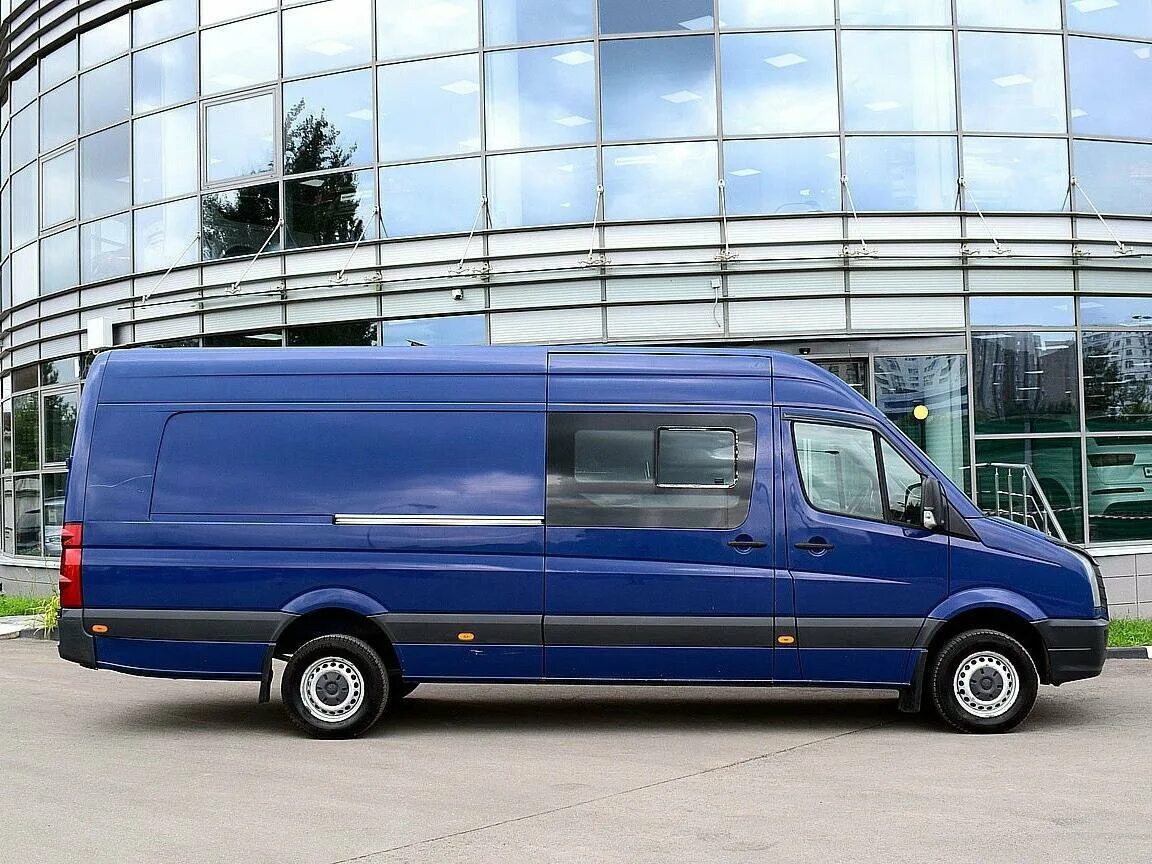 Volkswagen crafter купить. Фольксваген Крафтер,3. Фольксваген Крафтер синий. Фольксваген Крафтер Грузопассажирский. Фольксваген Крафтер Грузопассажирский 2022.