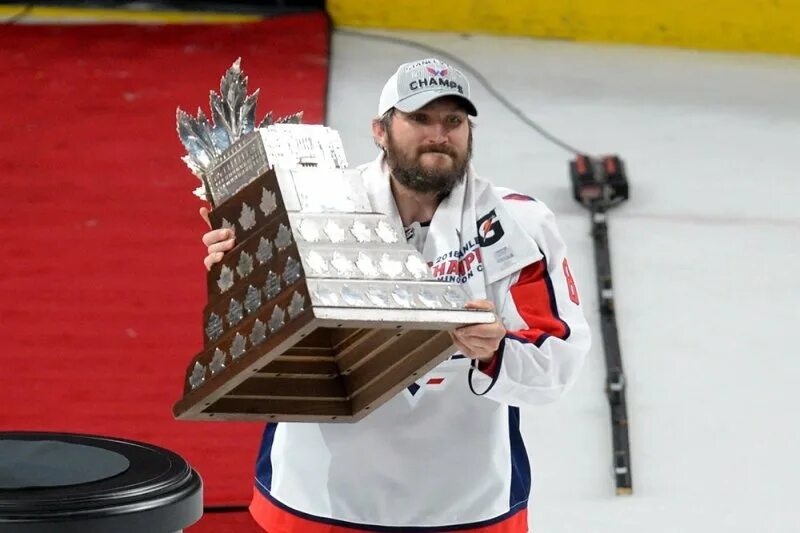 Стэнли кап. CONN Smythe Trophy Овечкин. Овечкин Конн Смайт. Малкин Конн Смайт трофи. Конн Смайт трофи НХЛ.