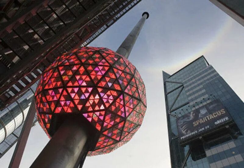 Время падения шара. Шар на Таймс-сквер в Нью-Йорке. Спуск шара в Нью Йорке на Таймс сквер. Таймс-сквер Нью-Йорк новый год шар. Хрустальный шар на Таймс сквер.