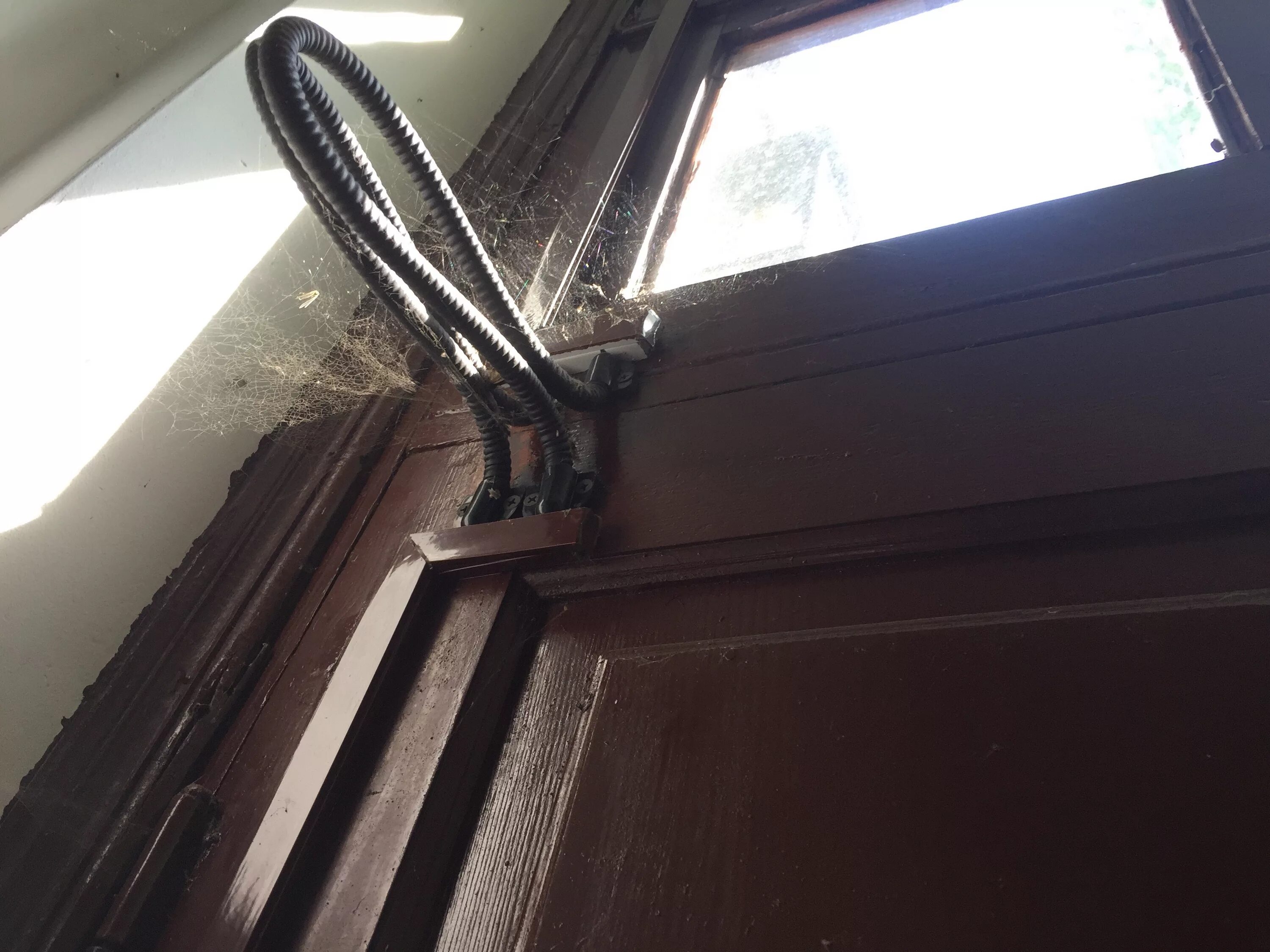 пружина доводчик гаражной двери. крепление пружины на дверь. пневматический дверной доводчик dsm 150 k. пружина дверная монтаж. пружина для закрытия двери.