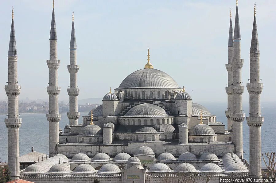 Reading of the Holy Quran sounds around the clock at the Moscow Cathedral Mosque