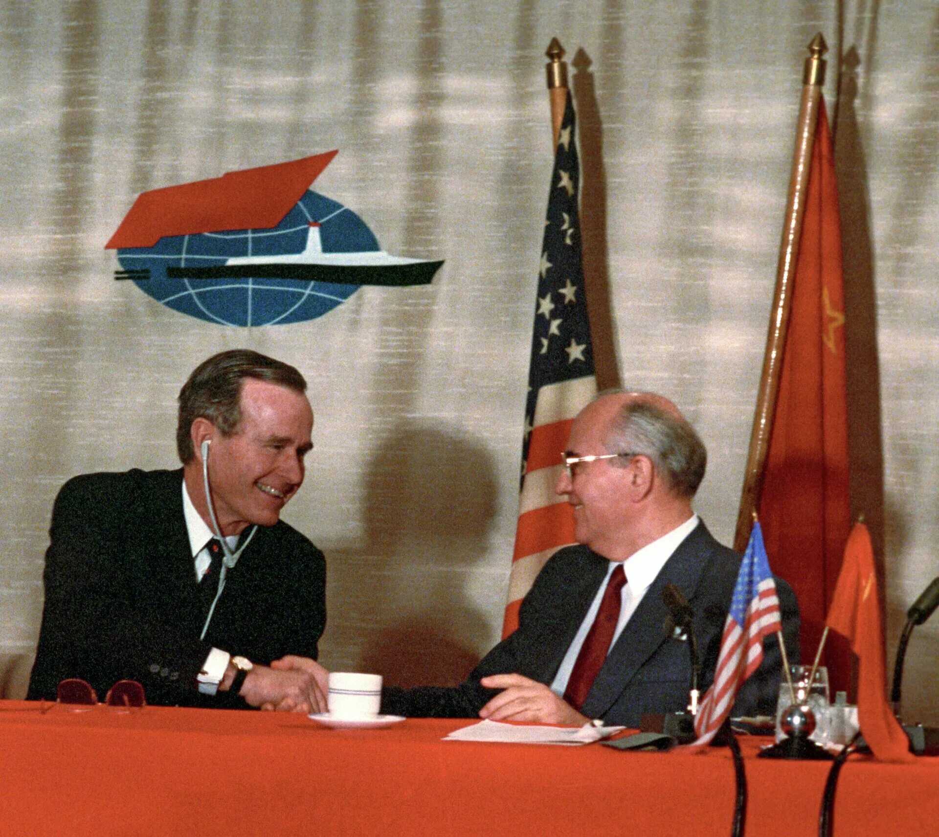 Встреча Горбачева и Буша на Мальте 1989. Саммит 1989 Буш-Горбачев. Горбачев и Буш на Мальте. В каком городе крыма состоялись переговоры ссср