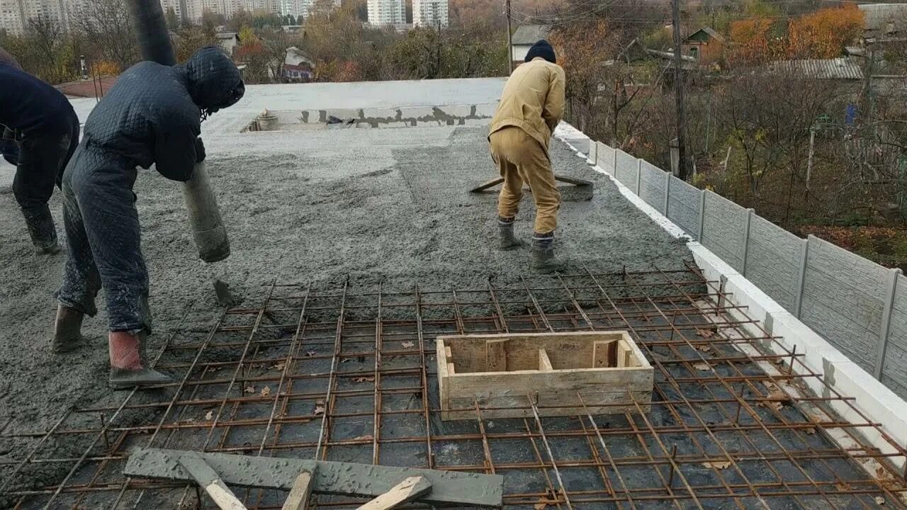 Монолитные рабочие. Плита перекрытия опалубка монолит. Жб монолитное бетонное перекрытие. Монолитное межэтажное перекрытие. Бетонирование монолитной плиты перекрытия.