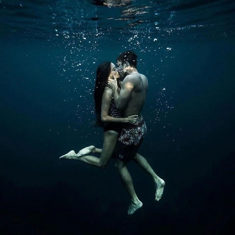 Девки под мужиком. Мужчина и женщина под водой. Парень и девушка в воде. Поцелуй под водой. Девушка в воде.