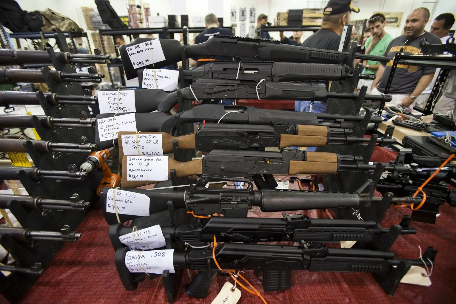 Рынок оружия. Чёрный рынок оружия. Гражданское оружие. Много оружия. Черный рынок магазин