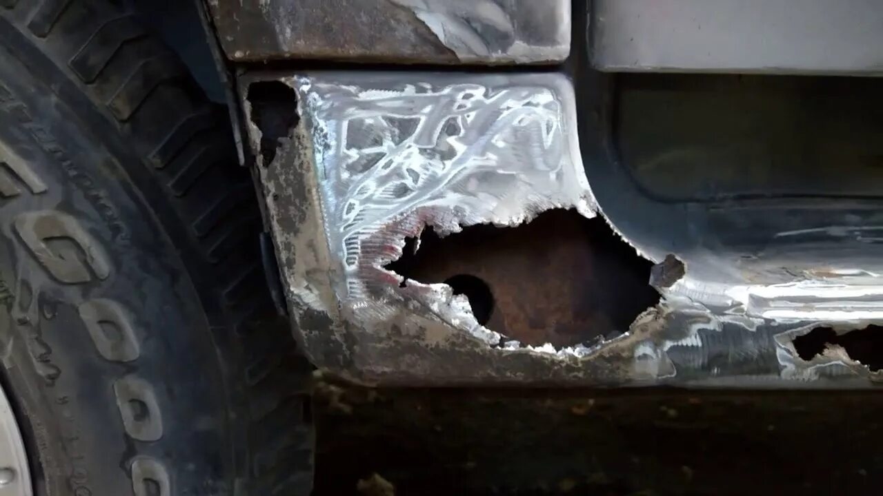 Заделать дыры в порогах автомобиля без сварки. Гнилые пороги стекловолокном. Дыры в порогах авто. Дыра в пороге автомобиля. Заделываем дырки в пороге.