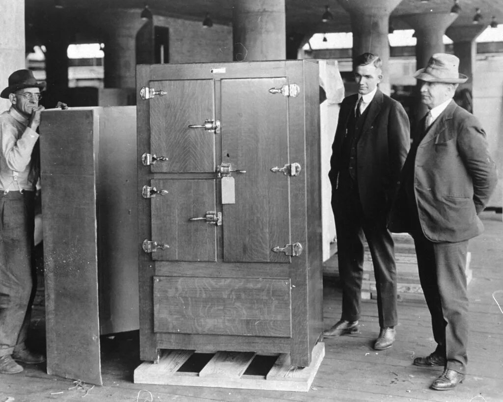 Первый электрический магазин. Первый холодильник General Electric 1911.