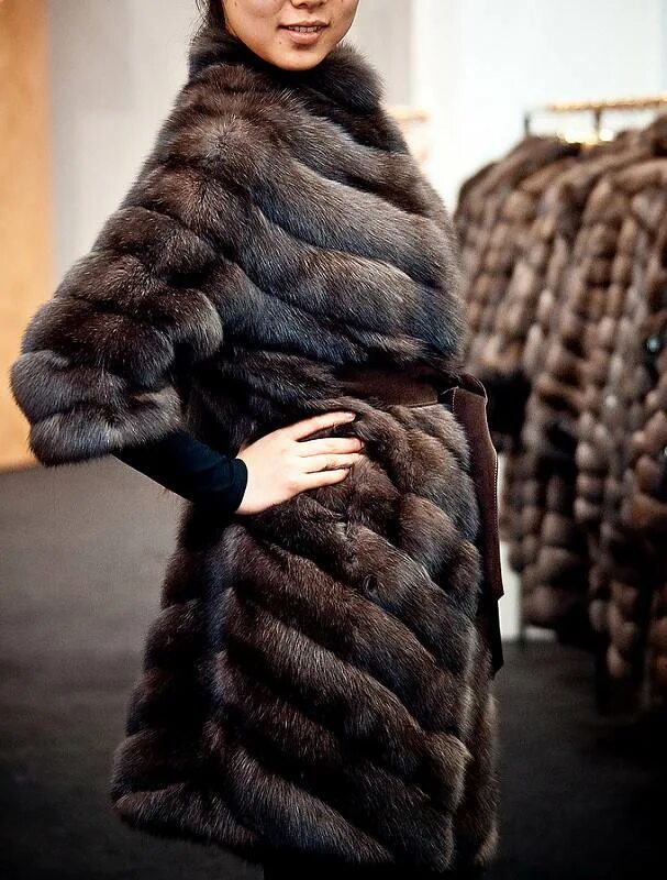 Все виды шуб с капюшоном. Шубы из соболя фенди. Шуба из соболя на палубе. Ярмарка шуб реклама. Шуба день.