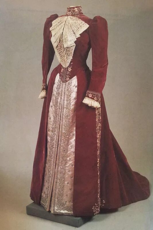 одежда дворянинки 18 века. женские наряды дворянок 19 века в россии. дворянская одежда при петре 1 женская. наряд дворянки 18 века в россии. женская одежда 19 века в россии дворян.