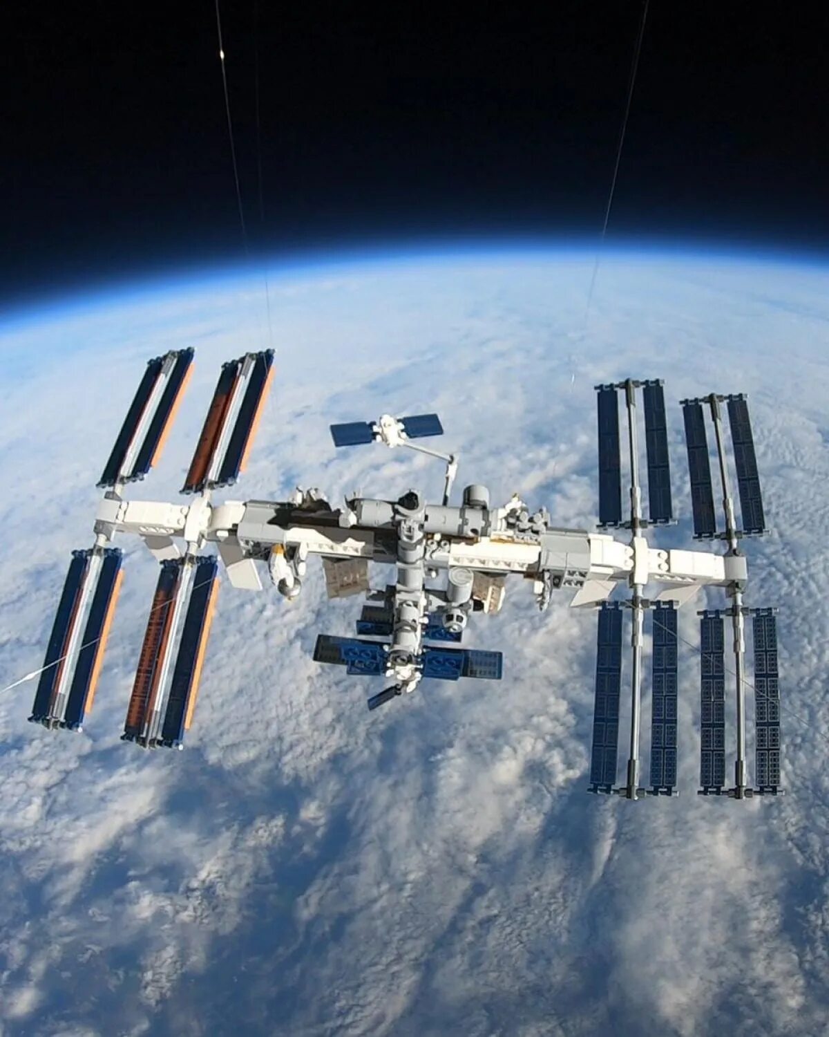 Сколько орбитальных станций в космосе. Международная Космическая станция МКС. ISS МКС. МКС 1996. Космическая орбитальная станция МКС.