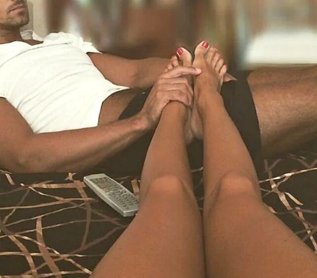 Рука под платьем. Мужские руки на женских ножках. Ласки руками. Мужская рука на кровати. Прикосновение к ноге.