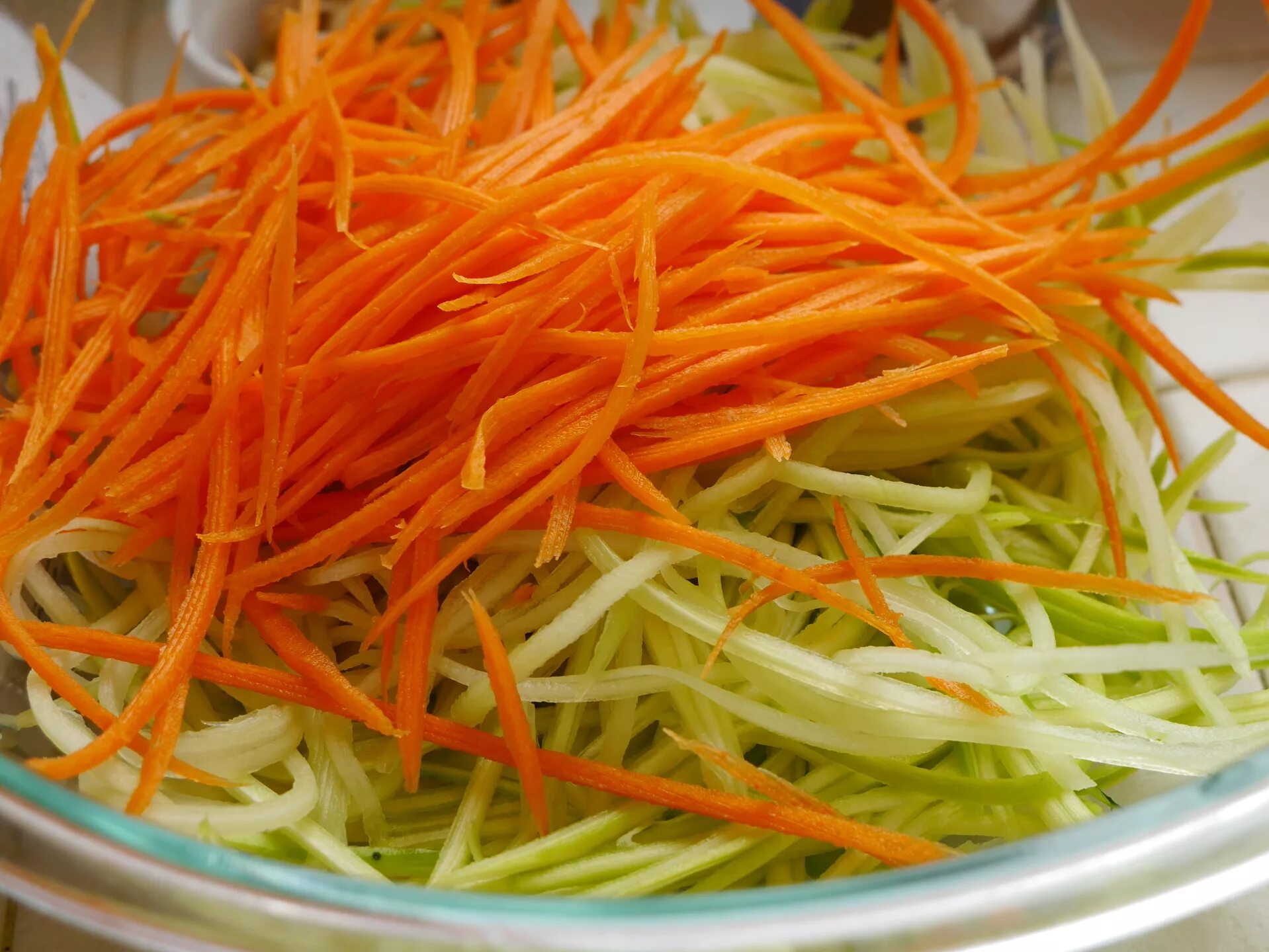 Морковка на зиму салат. Салат из кабачков и моркови. Кабачки с морковью по-корейски. Кабачки на терке для корейской моркови. Салат соломкой из кабачка и моркови.