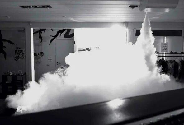 Комната в дыму. Дымное помещение. Чел курит в комнате. Задымление в комнате. Дым в потолок.