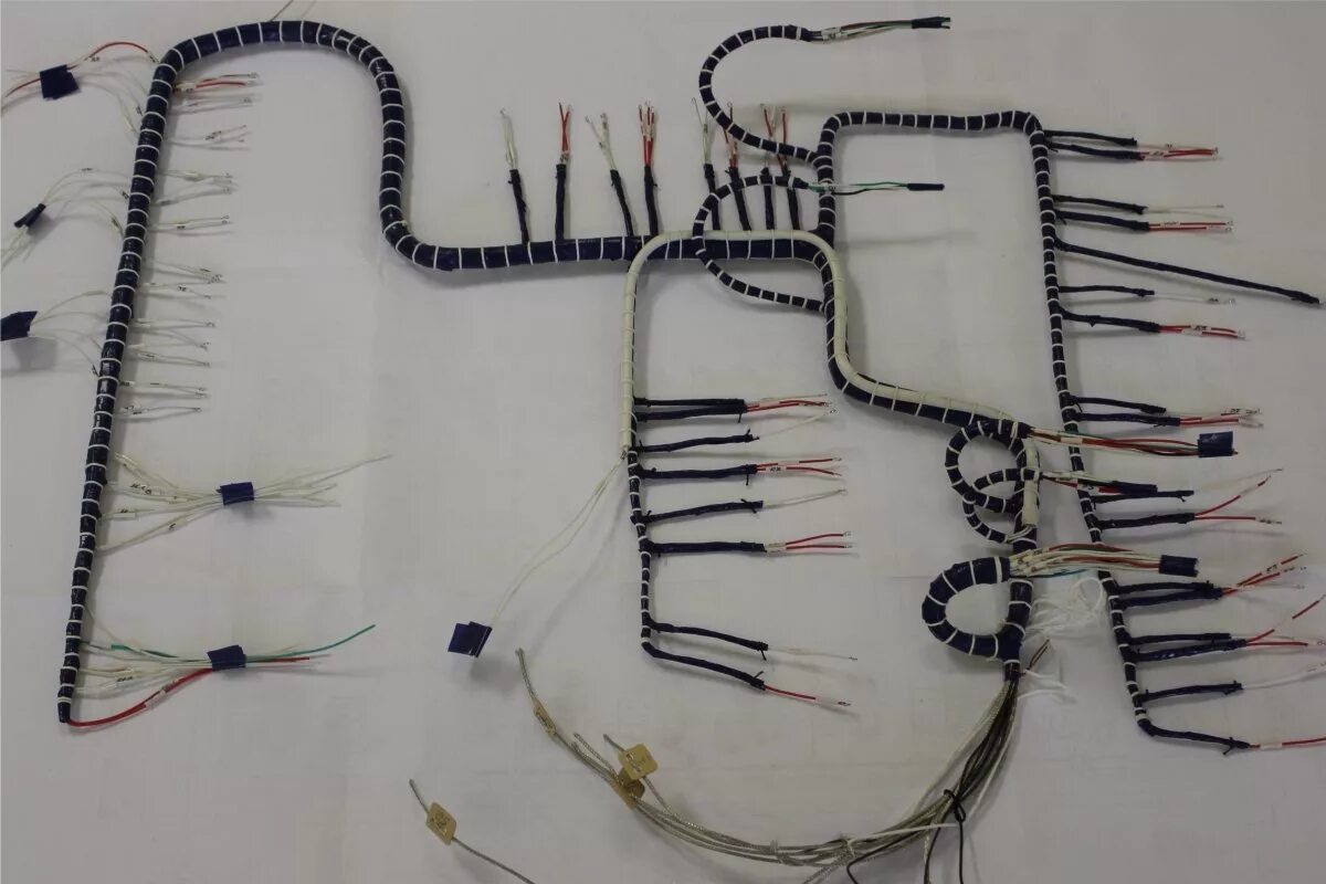 Бандажирование жгутов. Жгуты проводов РЭА. Жгут проводов mk648545. Монтаж жгутов РЭА. Сборка электрических жгутов.