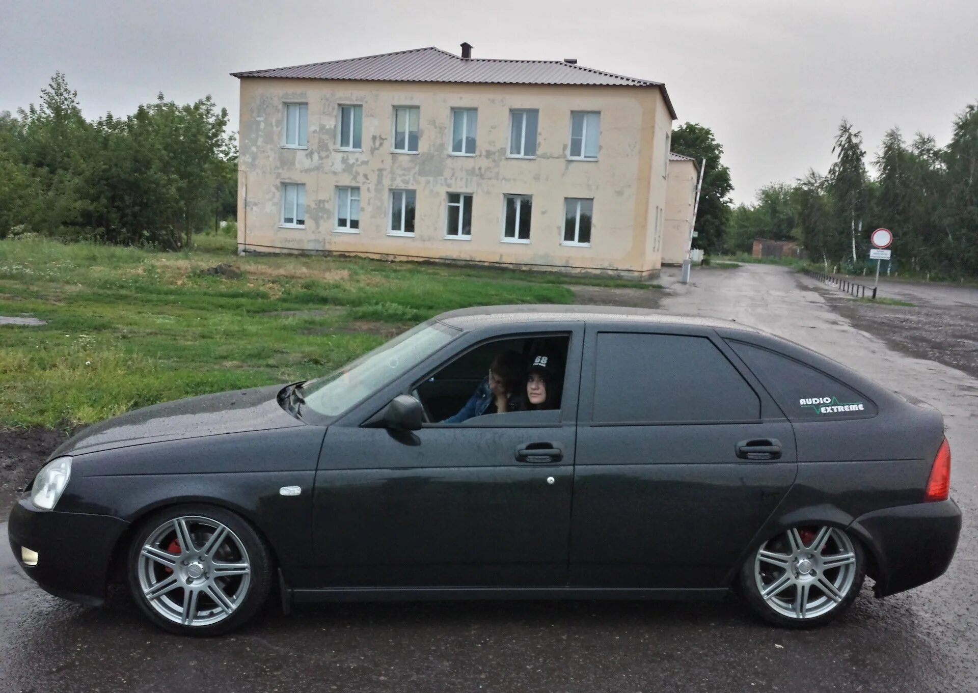 Приора хэтчбек черная на литье r15. Приора хэтчбек черная на литье r16. Диски на черную приору хэтчбек. Приора хэтчбек r17. Приора хэтчбек черная на литье r15.