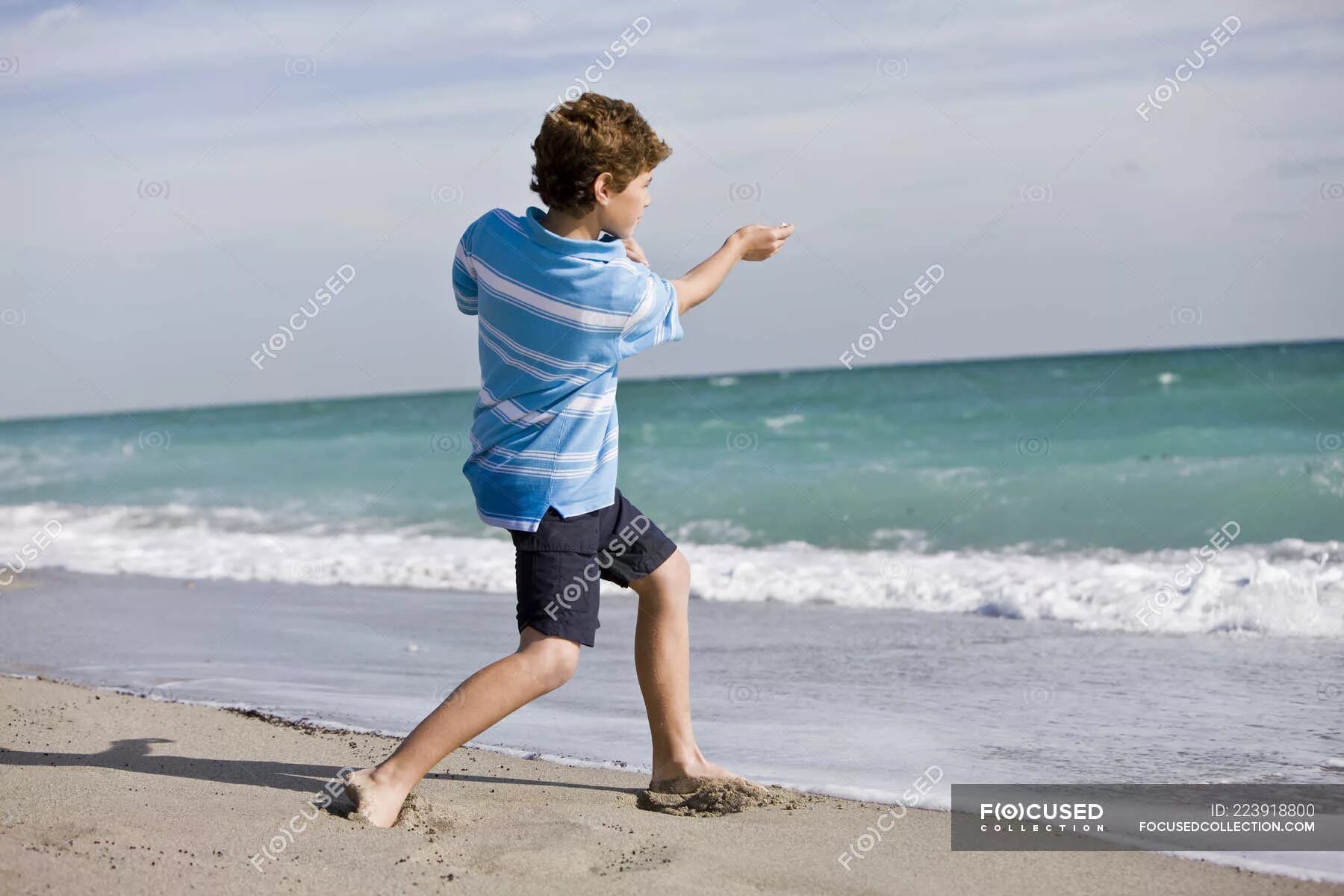 Мальчик бросает камни в речку. Дети бросают камни. Мальчик бросает камень. Брошенный камень. Мальчик бросает камень.