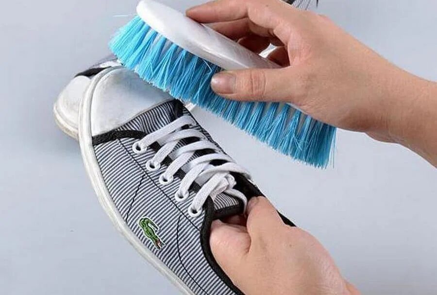 Химчистка обуви. Щетка для стирки кроссовок. Clean shoes. Shoe cleaning. Мытье кроссовок.