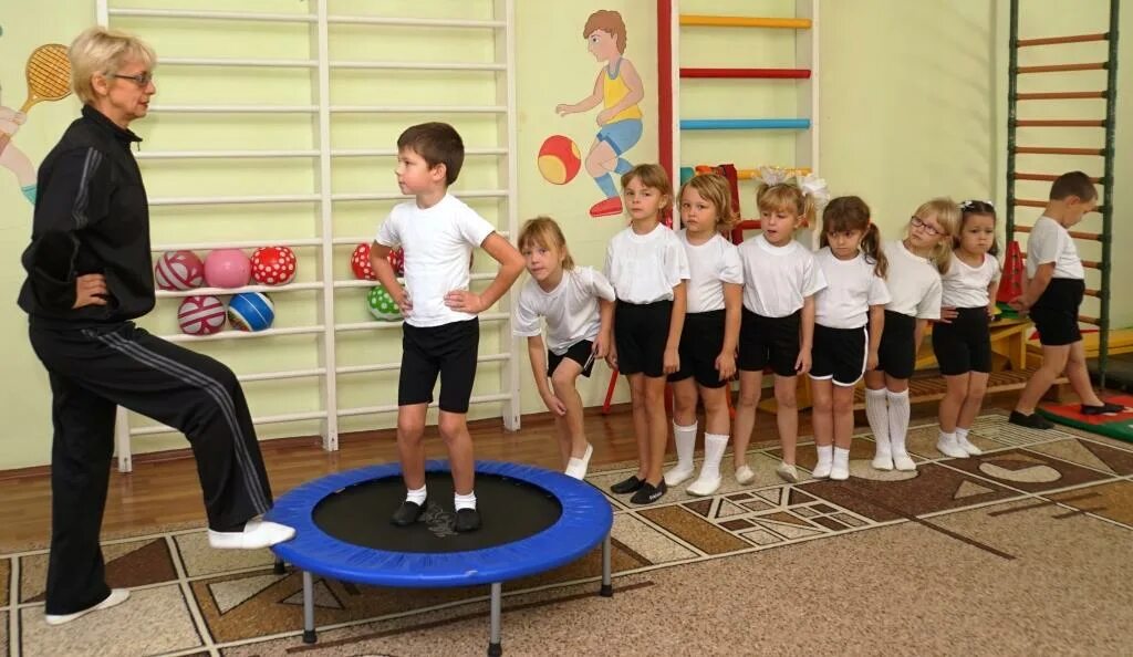 Физическое развитие 1 младшая группа. Физкультура в детском саду. Физкультурные занятия в детском саду. Занятия физкультурой в детском саду. Дети на физкультуре в детском саду.