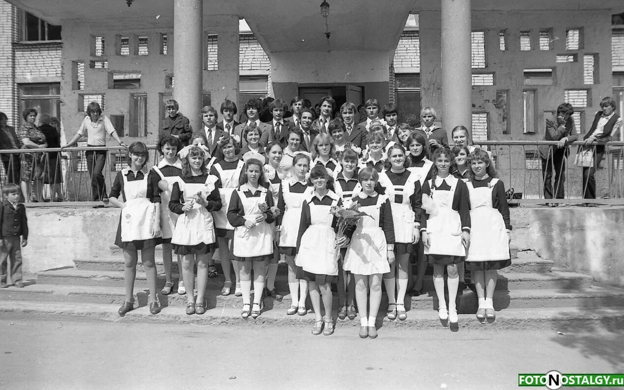 Создан в 1981 году. Последний звонок 1981. последний звонок 1980 года. последний звонок в советской школе. последний звонок 1990.