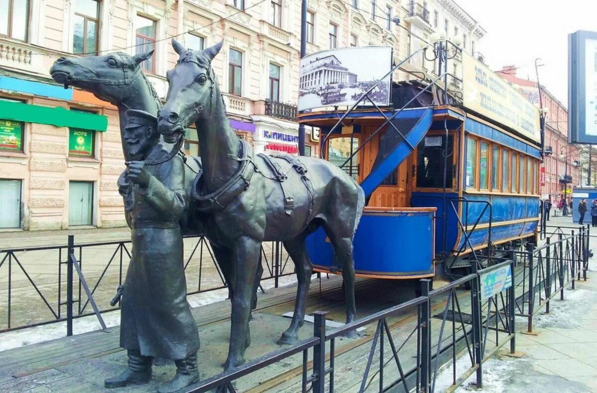 Памятник на васильевском острове. Василеостровская памятник Конке. Конка на Васильевском острове. Конка памятник в СПБ. Памятник Конке возле метро "Василеостровская", СПБ..