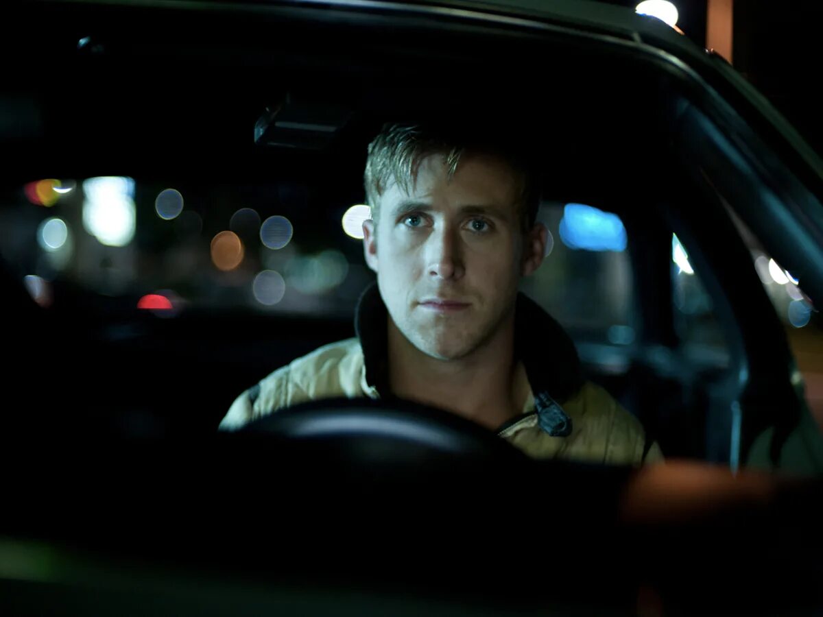 Drive drove driven. Райан гослинг драйв. drive фильм 2011. драйв 2011 райан гослинг. райан гослинг водитель.