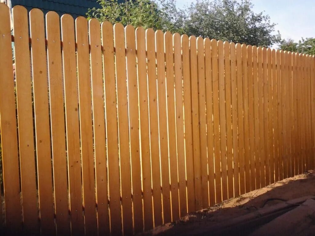 Деревянный забор. Забор штакетник деревянный. Забор из штакетника деревянного. Забордервянный штакетник.