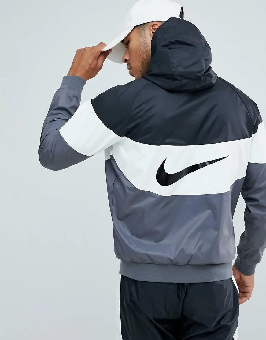 Nike Windrunner ветровка мужская. Чёрная куртка Nike Windbreaker. Ветровка Nike Windbreaker. Ветровка найк мужская черно-белая. Парень в найке