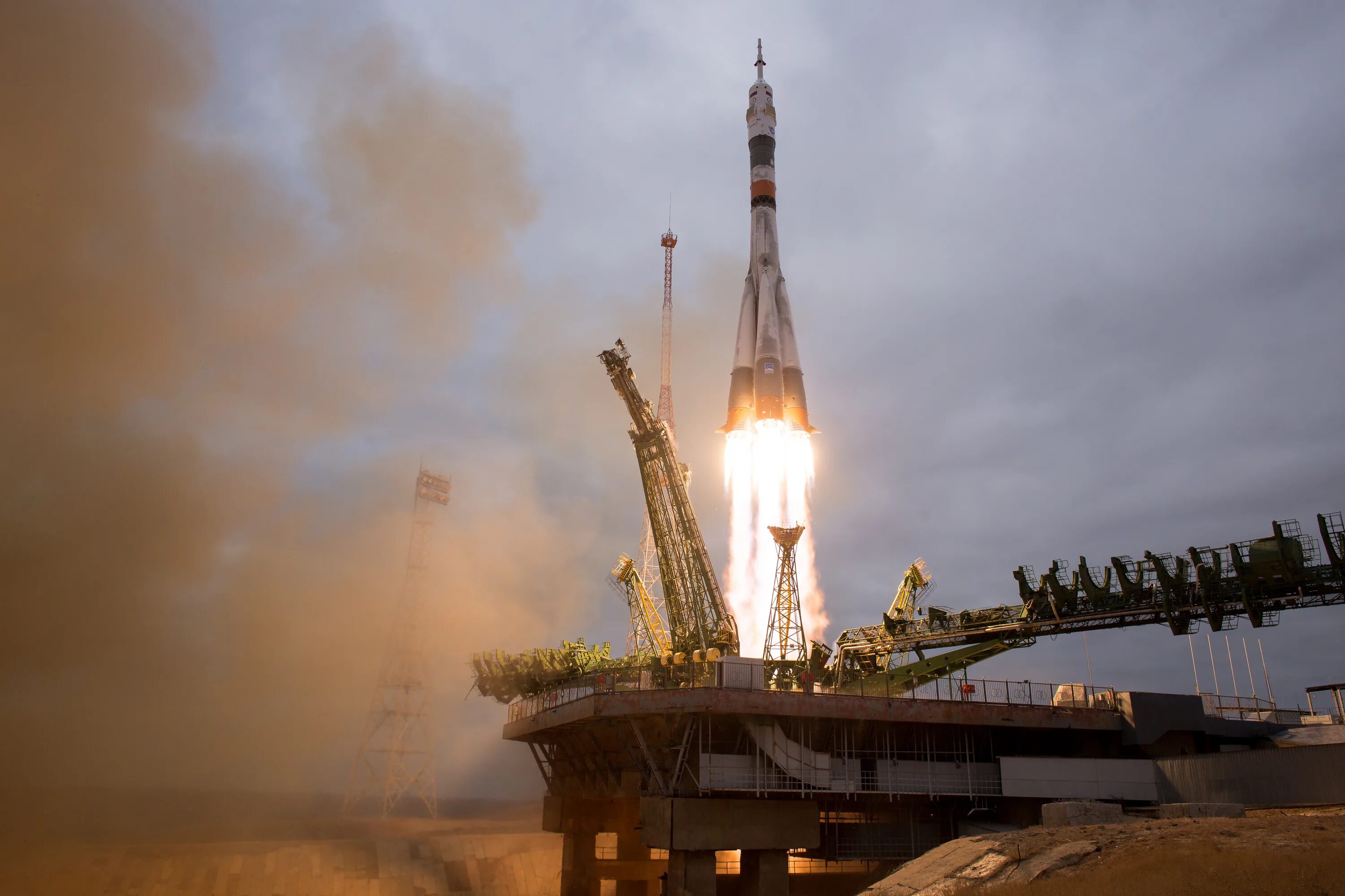 Космонавтика первый запуск. Старт космического корабля с Байконура. Космический корабль Союз на старте. Запуск космического корабля «Союз ТМ-2». Космический корабль Союз Антарес.