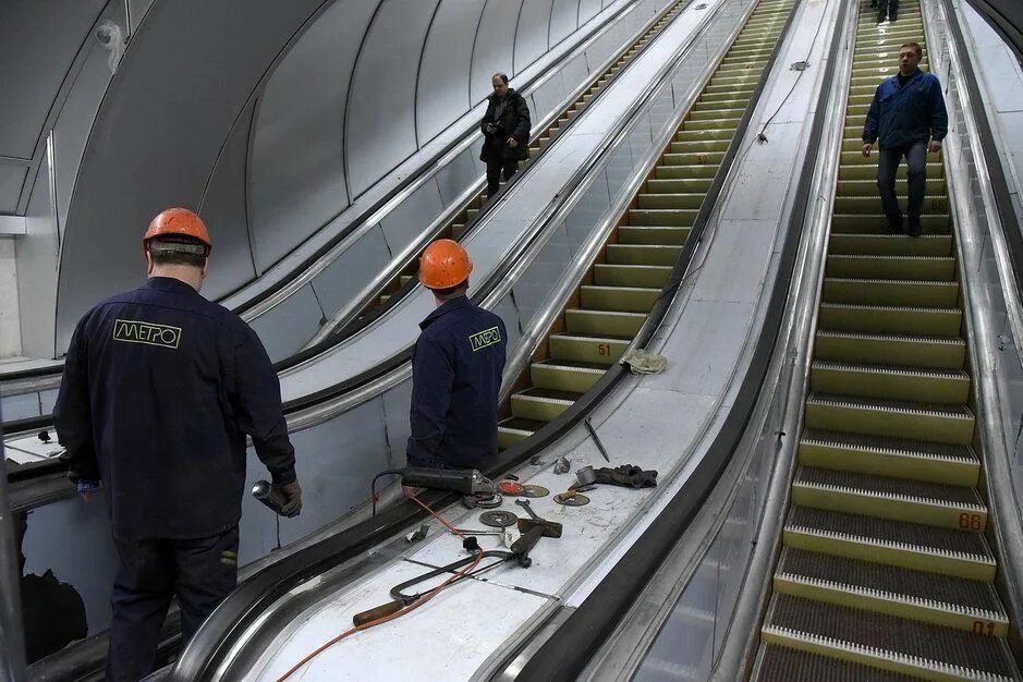 Эскалатор метрополитена безопасность. Эскалаторы Петербургского метрополитена. Санкт Петербург Петроградская эскалатор станция. Эскалаторная служба Петербургского метрополитена. Эскалаторная служба Московского метрополитена.