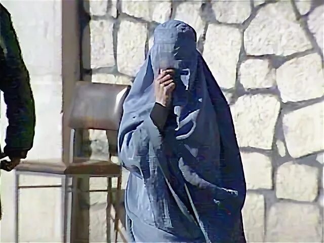 В афганистане разрешили забивать женщин камнями