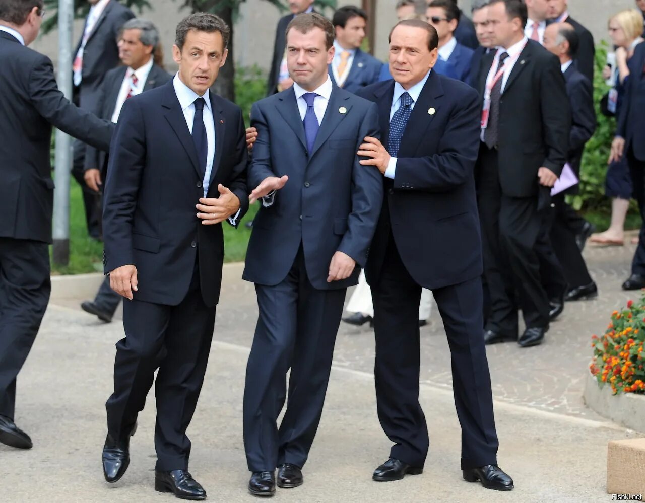 Где найти политиков. Медведев Берлускони Саркози. Берлускони 2010 g8 Summit. Саркози Медведев Берлускони Обама.