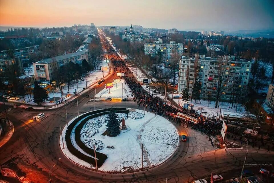 Кишинев набережная. Ворота города Кишинев. Кишинев с высоты. Кишинев улица набережная.