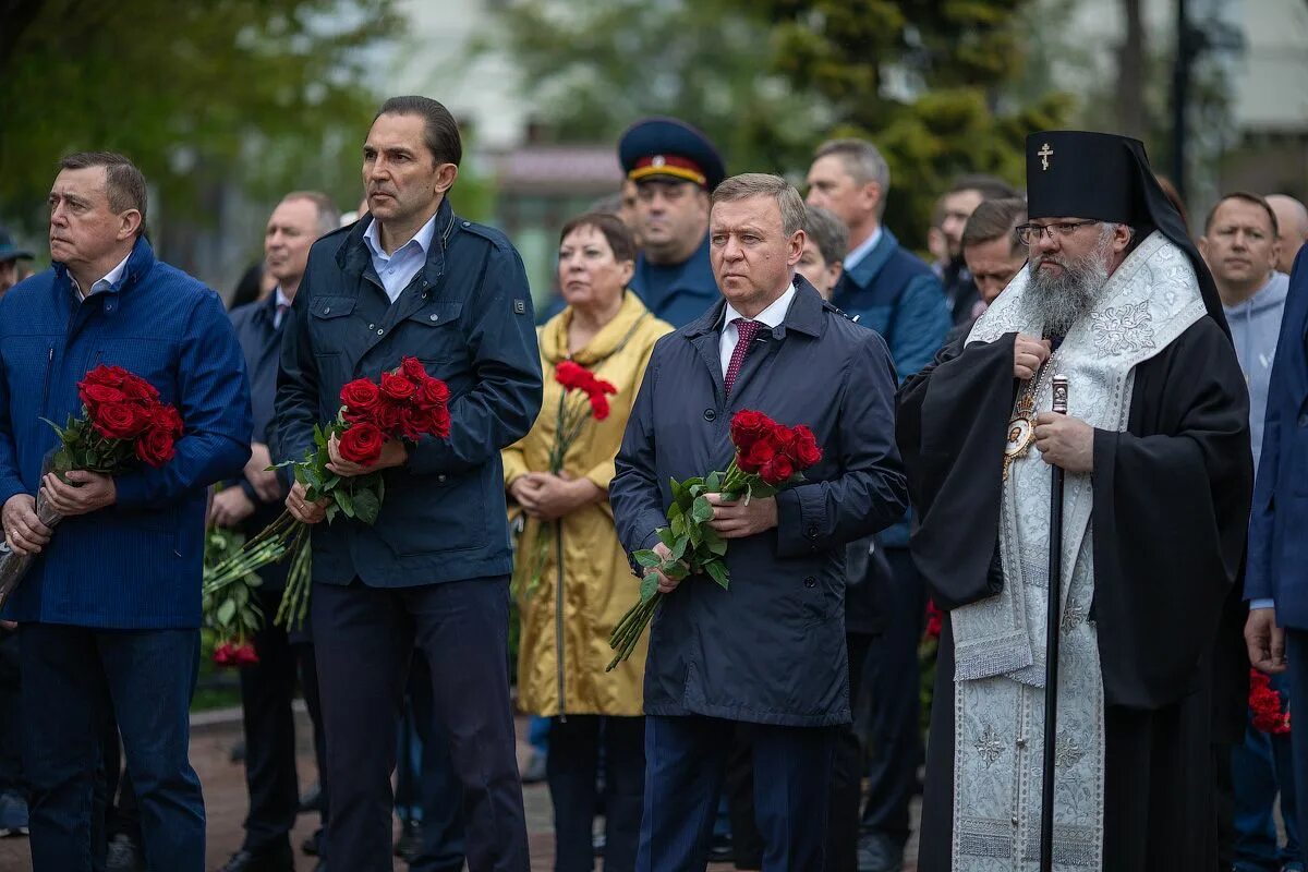 Землетрясение 28 мая. Поход к мемориалу возложение цветов. похороны вечная память. день памяти родственника. 28 мая землетрясение на сахалине.