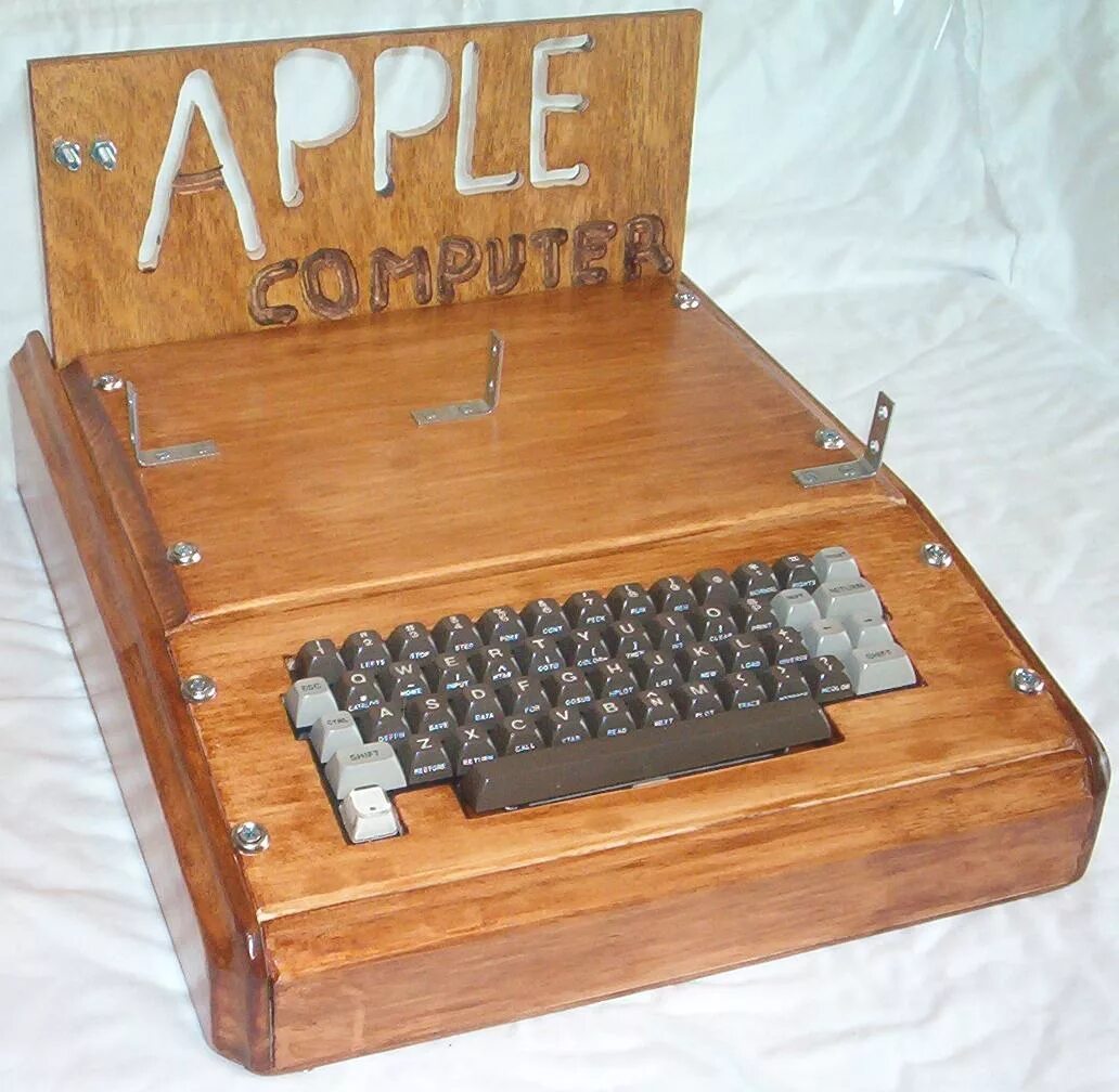 First apple. Apple 1 компьютер. Компьютер Apple 1976. Первый компьютер Apple 1976. Самый первый компьютер Apple 1.