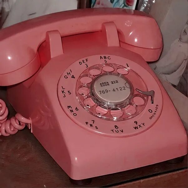 Розовый телефон фото. Розовый телефон. Домашний телефон розовый. Розовый старый мобильник. Розовые смартфоны старые.