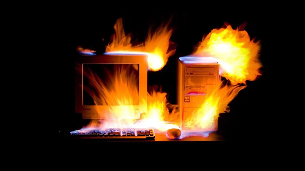 Сгоревший пк. Горящий комп. Компьютер горит. Сгоревший компьютер. Комп загорелся.