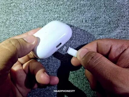 Не заряжается один наушники airpods 2