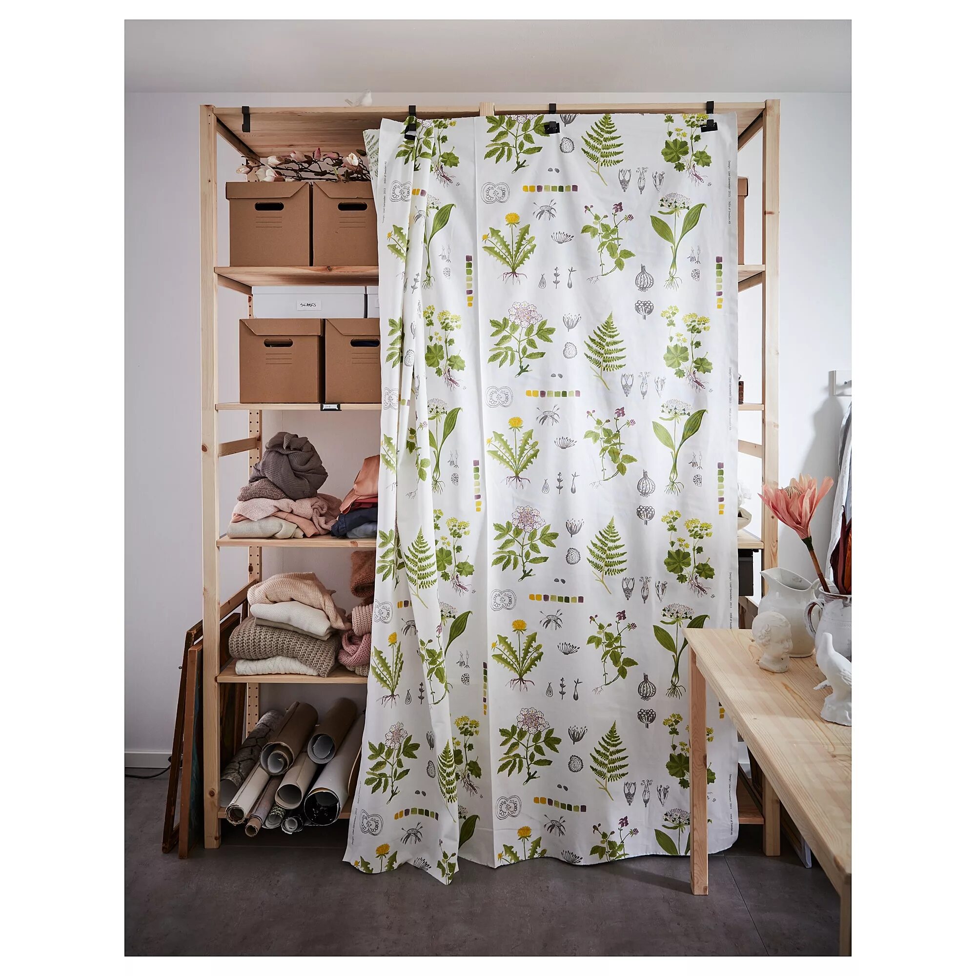 Штора для стеллажа. Шторка на кухонный шкаф. Полка со шторкой. Полка со шторкой. Полка с занавеской.