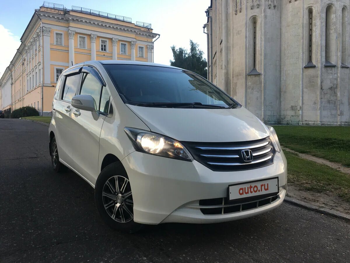 Колеса honda freed. Хонда Фрид 1 поколение. Хонда Фрид 2011 белая. Хонда Фрид белая 2009г. Хонда Фрид 2011 года белая.