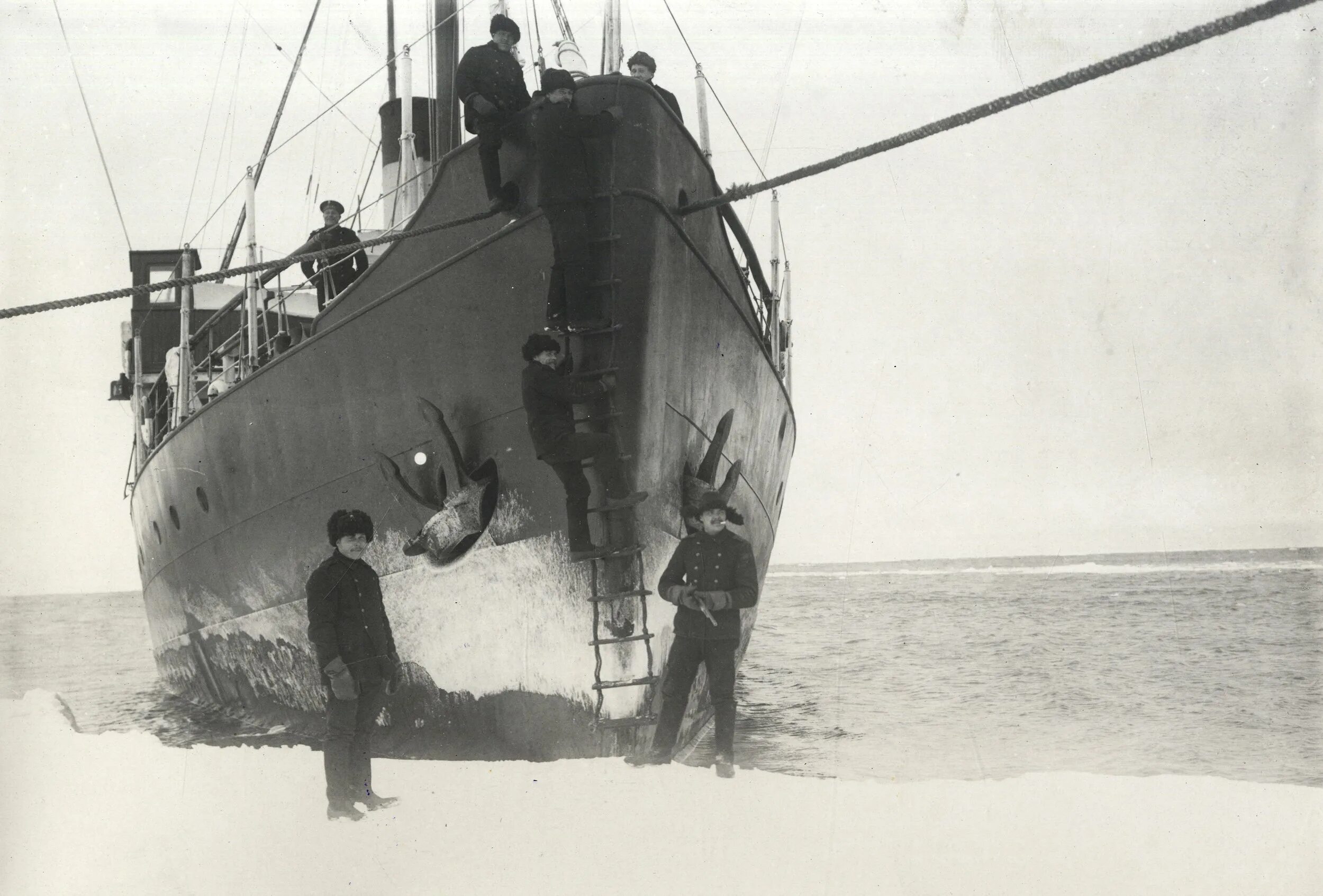 Ледокольный пароход таймыр. Ледокольный пароход таймыр. Ледокольный пароход вайгач. Челюскин во льдах арктики. Ледокольный пароход вайгач.