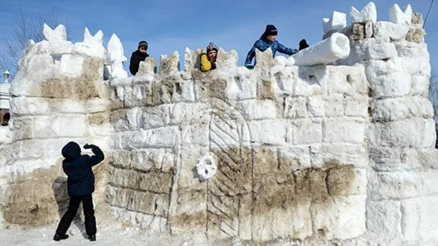 Стена из снега. Снежные замки из снега. Крепость из снега. Снежные постройки крепость. Крепость из снега для детей.